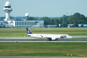 Lotnisko Szopena Chopin Airport  Embraer  higherthanjumbojets.pl Przemyśl Przemysław Chorążykiewicz.JPG