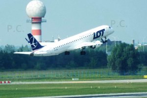 Lotnisko Chopina Embraer  higherthanjumbojets.pl fot. Chorążykiewicz.JPG
