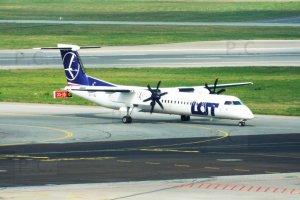 Chopin Airport Dash 8 Q 400 higherthanjumbojets.pl photography Przemysław Chorążykiewicz OY-YBZ.JPG
