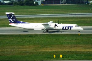 Chopin Airport Dash 8 OY-YBZ higherthanjumbojets.pl fot. Przemysław Chorążykiewicz.JPG