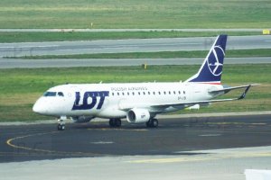 Chopin Airport  Embraer higherthanjumbojets.pl fot. Przemysław Chorążykiewicz.JPG