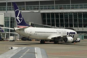 Chopin PLL LOT (higherthanjumbojets.pl) Boeing B 737 SP-LWD wingtip SP-LLE.JPG