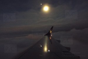 Lot z Rzeszowa-Jasionki do Warszawy-Okęcia 26. 10. 2018 (księżyc z tęczową poświatą, LO3804 Embraer 195 PLL LOT SP-LNE)