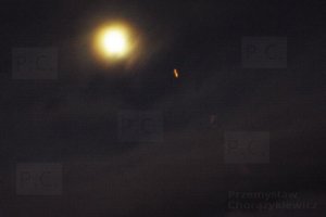 kolorowe pierścienie księżyca higherthanjumbojets.pl przemyslaw chorazykiewicz moon aureole halo corona