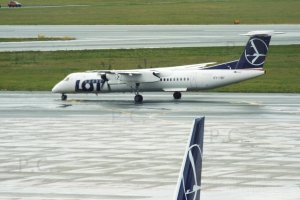 OY-YBY DHC 8 PLL LOT higherthanjumbojets.pl.JPG