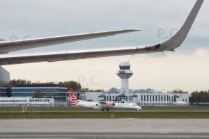 Dash Bombardier DHC 8 PLL LOT higherthanjumbojets Fotografia, lotnictwo, historia, przyroda okolic Przemyśla.JPG