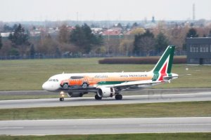 aereo A320 camionetta renegade higherthanjumbojets.pl fotografia Przemyslaw Chorazykiewicz.JPG