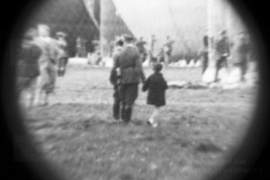 oryginalna odbitka sp-ads  higherthanjumbojets.pl Chorazykiewicz Przemysl dziecko ogląda balon.JPG