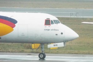 charakterystyczna czerwona obwódka wokół okna i trzy kolory na kadłubie.JPG