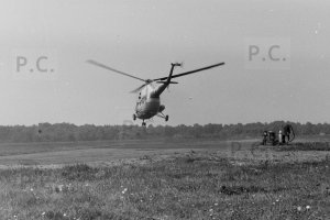 czarno-białe zdjęcie z lotniska w Muchowcu Chorążykiewicz