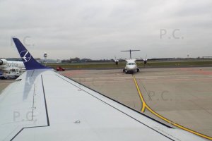 samolot ATR 72 Embraer 195 fot. Przemysław Chorążykiewicz Przemyśl.JPG