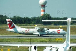 higherthanjumbojets.pl ok-mft atr 72 lotnisko chopina 95 years special livery.JPG
