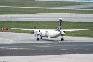 Dash DHC 8 higherthanjumbojets.pl Q 400  Chopin Airport  Przemysław Chorążykiewicz.JPG