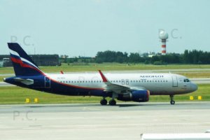 Rosyjski samolot Airbus A320 Warszawa Polska lotnisko Chopina czerwiec 2016 VQ-BPV.JPG