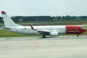 EI-FJN Norwegian Boeing B 737 Chopin Airport.JPG