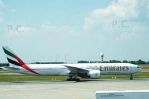 Fotografia lotnictwo Przemysl Boeing B 777 lotnisko F. Chopina.JPG