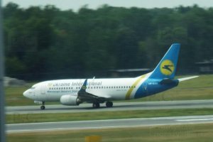 ukraiński Boeing B 737 UR-GAH na warszawskim lotnisku higherthanjumbojets.pl czerwiec 2016.JPG