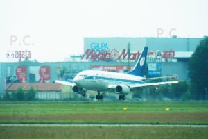 warszawskie reklamy i lądujący samolot Belavia (B 737).JPG