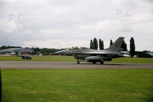 helicopter-and-norwegian-f-16-711