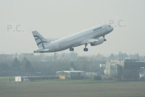 sx-dvu start airbusa z okęcia (lotniska chopina) warszawa  (rzeszów przemyśl chorazykiewicz malunek głowy kobiety reklama greckiego muzeum).JPG