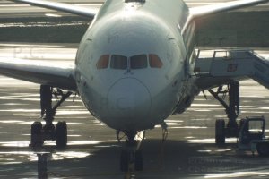 efekty na błyszczącym lakierze samolotu przy fotografowaniu pod słońce.JPG