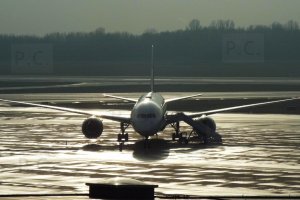 B 787-9 SP-LRH early morning 12 December 2018 Chopin Airport photo P. Chorazykiewicz.JPG