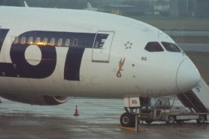 promienie wschodzącego słońca padające na kadłub samolotu Dreamliner rankiem 12 grudnia 2018.JPG