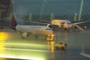 Brussels Airlines and Polish Airlines night photo fotografia lotnictwo historia przyroda okolic przemysla.JPG