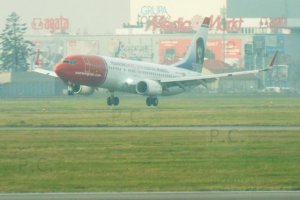norweski boeing ląduje w warszawie.JPG