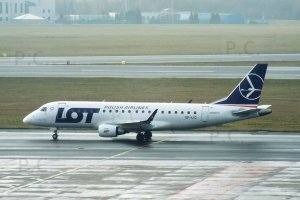 widok z boku samolotu embraer 175 sp-lic higherthanjumbojets.pl.JPG