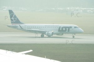 chopin airport lotnisko chopina 2018 embraer pll lot.JPG