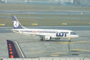 embraer i pomarańczowe kropelki na stateczniku innego samolotu.JPG