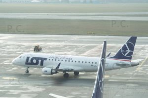 logo PLL LOT na stateczniku Embraera i Boeinga fot. Przemysław Chorążykiewicz.JPG