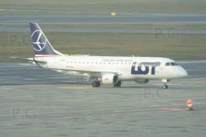 czerwono biały znak na lotnisku z sylwetkami samolotów.JPG