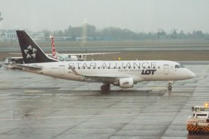 sp-ldk embraer 170 polish airlines star alliance.JPG