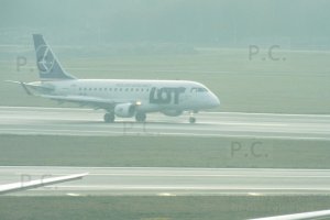 dobieg embraera boeing dreamliner na pierwszym planie.JPG