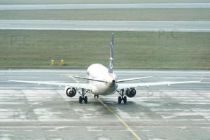 embraer rear view chopin airport  widok embraera od tyłu lotnisko chopina.JPG