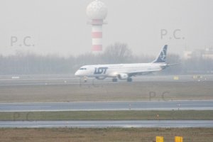 nieco rozmazana sylwetka samolotu.JPG