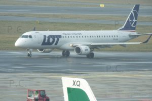 różowy pojazd lotniskowy pink airport vehicle (sp-lng).JPG