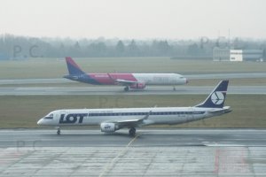 samolot lot-u i inny z fioletowym nosem.JPG