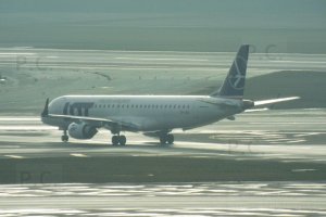 samolot sfotografowany pod słońce.JPG