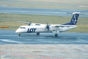 turbośmigłowy samolot PLL LOT na lotnisku Chopina.JPG