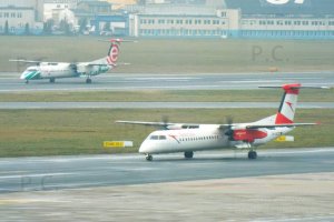 dwa kołujące samoloty two taxying aircraft Przemyslaw Chorazykiewicz Podkarpacie.JPG