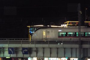 Japanese train at night photo Przemysław Chorążykiewicz higherthanjumbojets.pl