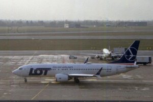 b 737 lot sp-lvc fot. przemysław chorążykiewicz 2018 canon eos 1000f.jpg