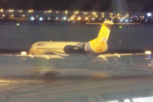 trade air fokker f100 night photo higherthanjumbojets.pl.JPG