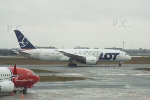 polski lrb kołuje obok norweskiego fye.JPG