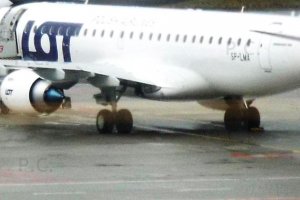 embraer 190 pll lot sp-lma metaliczny niebieski kolor stożek.JPG