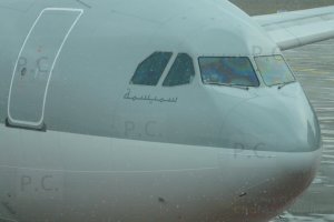 rainbow effect on airbus cockpit windows tęczowy efekt na oknach kabiny airbusa.JPG
