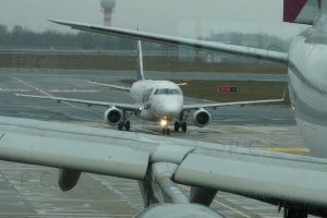 airbus extended slats wysunięte sloty airbusa (embraer 170 sp-ldf).JPG